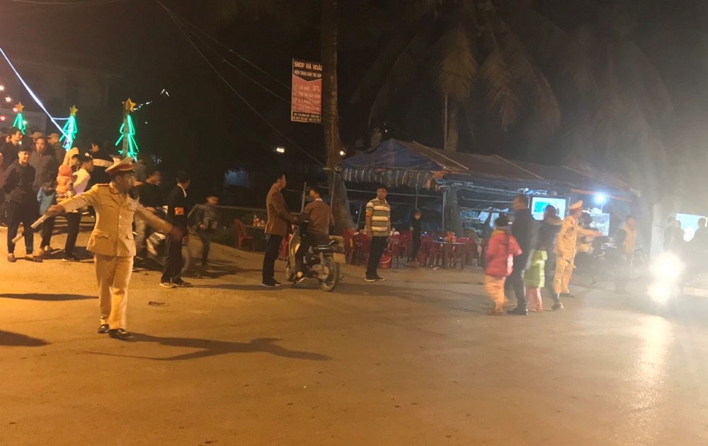 Lực lượng CAH Vĩnh Bảo điều tiết giao thông tại khu vực nhà thờ giáo xứ Nam Am, thuộc xã Tam Cường, Vĩnh Bảo