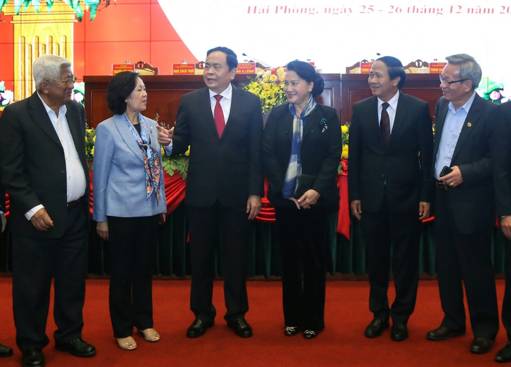 Các đ/c: Nguyễn Thị Kim Ngân - Chủ tịch Quốc hội nước Cộng hòa XHCN Việt Nam; Trần Thanh Mẫn – Bí thư TW Đảng, Chủ tịch Ủy ban TW MTTQ Việt Nam chụp ảnh lưu niệm cùng lãnh đạo thành phố Hải Phòng và các đại biểu dự hội nghị