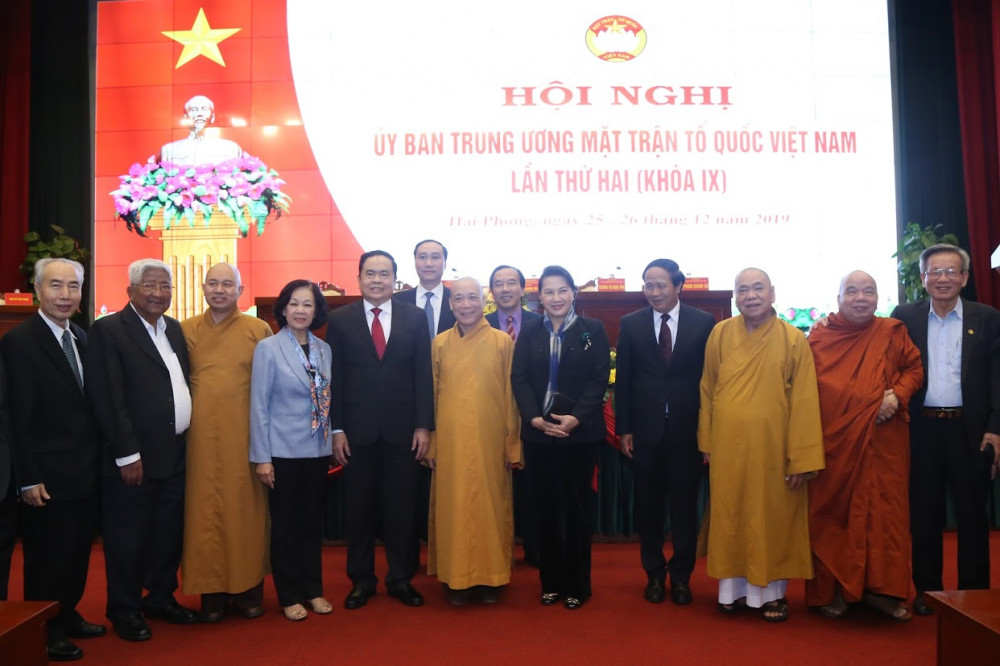 Các đ/c: Nguyễn Thị Kim Ngân - Chủ tịch Quốc hội nước Cộng hòa XHCN Việt Nam; Trần Thanh Mẫn – Bí thư TW Đảng, Chủ tịch Ủy ban TW MTTQ Việt Nam chụp ảnh lưu niệm cùng lãnh đạo thành phố Hải Phòng và các đại biểu dự hội nghị