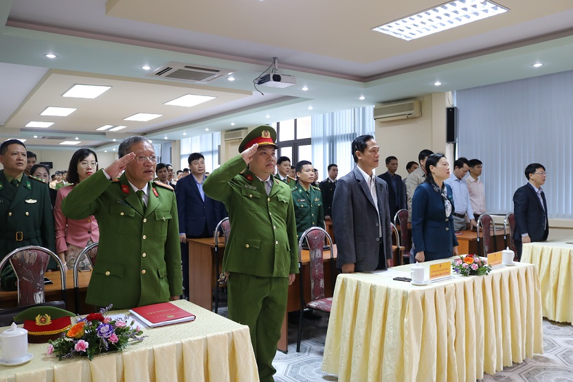 Thự hiện nghi lễ chao cờ trước buổi lễ Thự hiện nghi lễ chao cờ trước buổi lễ