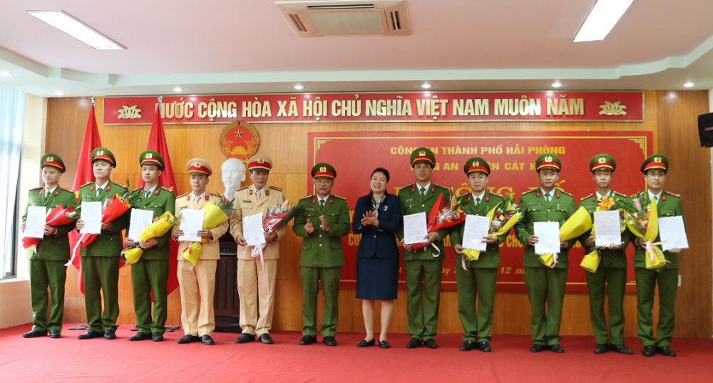 Đại diện lãnh đạo huyện Cát Hải Đại diện lãnh đạo huyện Cát Hải