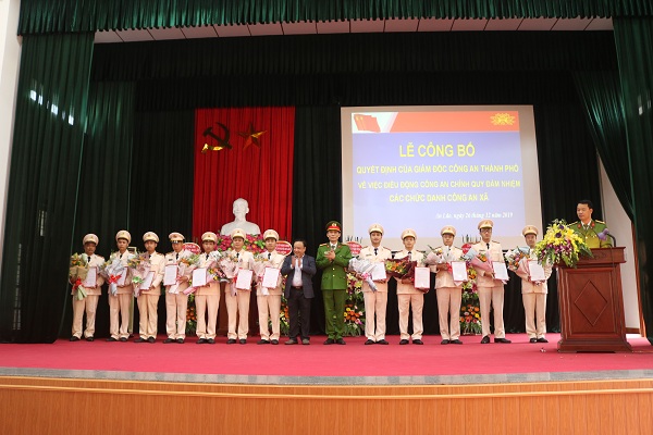 Các đồng chí: Vũ Duy Tùng – Bí thư Huyện ủy, Chủ tịch UBND huyện An Lão và Đại tá Phạm Viết Dũng – Phó Giám đốc CATP trao Quyết định cho các cán bộ Công an chính quy đảm nhiệm chức danh Trưởng Công an các xã