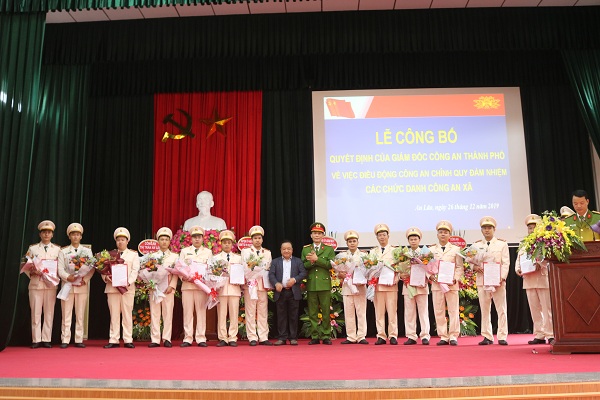 Các đồng chí: Vũ Duy Tùng – Bí thư Huyện ủy, Chủ tịch UBND huyện An Lão và Đại tá Phạm Viết Dũng – Phó Giám đốc CATP trao Quyết định cho các cán bộ Công an chính quy đảm nhiệm chức danh Phó Trưởng Công an các xã