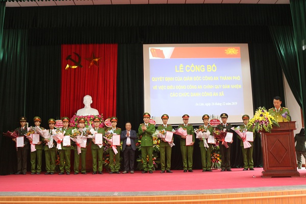 Các đồng chí: Vũ Duy Tùng – Bí thư Huyện ủy, Chủ tịch UBND huyện An Lão và Đại tá Phạm Viết Dũng – Phó Giám đốc CATP trao Quyết định cho các cán bộ Công an chính quy đảm nhiệm chức danh Công an viên