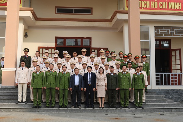Các đồng chí Công an chính quy được điều động về CAX chụp ảnh lưu niệm cùng lãnh đạo Huyện và CAH