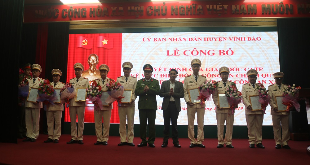 Đồng chí Phạm Quốc Ka- Thành ủy viên, Bí thư Huyện ủy Vĩnh Bảo và đồng chí Bùi Trung Thành- Phó giám đốc CATP tặng hoa và quyết định điều cán bộ chiến sĩ Đồng chí Phạm Quốc Ka- Thành ủy viên, Bí thư Huyện ủy Vĩnh Bảo và đồng chí Bùi Trung Thành- Phó giám đốc CATP tặng hoa và quyết định điều cán bộ chiến sĩ