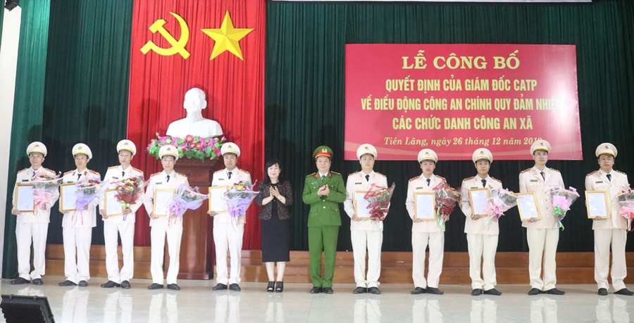 Đồng chí Nguyễn Thị Mai Phương- Thành ủy viên, Bí thư Huyện ủy Tiên Lãng và đồng chí Đào Quang Trường- Phó giám đốc CATP tặng hoa và quyết định điều cán bộ chiến sĩ Đồng chí Nguyễn Thị Mai Phương- Thành ủy viên, Bí thư Huyện ủy Tiên Lãng và đồng chí Đào Quang Trường- Phó giám đốc CATP tặng hoa và quyết định điều cán bộ chiến sĩ