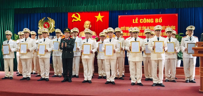Đại tá Mai Xuân Thắng, Phó giám đốc CATP trao quyết định cho các đồng chí được điều động, bố trí chức danh Công an xã