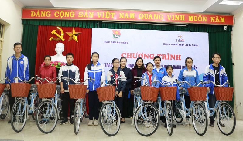 Công ty Điện lực Hải Phòng trao tặng xe đạp cho các em học sinh có hoàn cảnh khó khăn