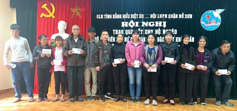Những món quà được trao tận tay các gia đình có hoàn cảnh khó khăn