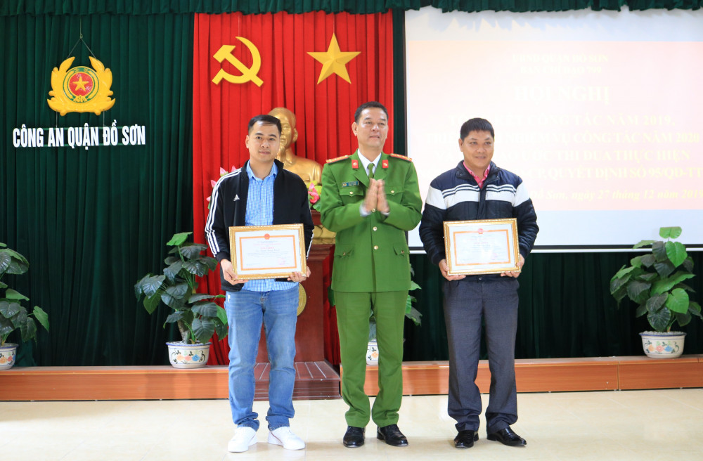 Anh Trần Văn Dũng (ngoài cùng bên phải) vinh dự nhận giấy khen của Giám đốc CATP tặng vì có thành tích xuất sắc trong công tác đấu tranh phòng chống tội phạm, bảo đảm ANTT trên địa bàn thành phố