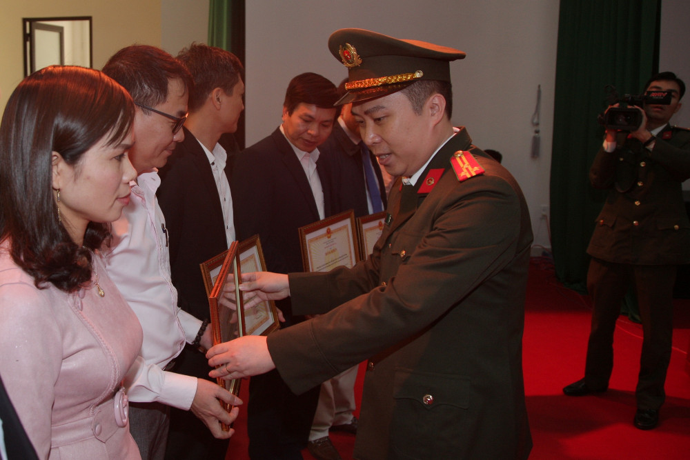 Thượng tá Lê Trung Sơn – Phó Giám đốc CATP, Phó Trưởng ban Chỉ đạo 799 thành phố thừa ủy quyền trao bằng khen của Bộ Công an tặng các tập thể có thành tích xuất sắc trong phong trào Toàn dân bảo vệ ANTQ năm 2019