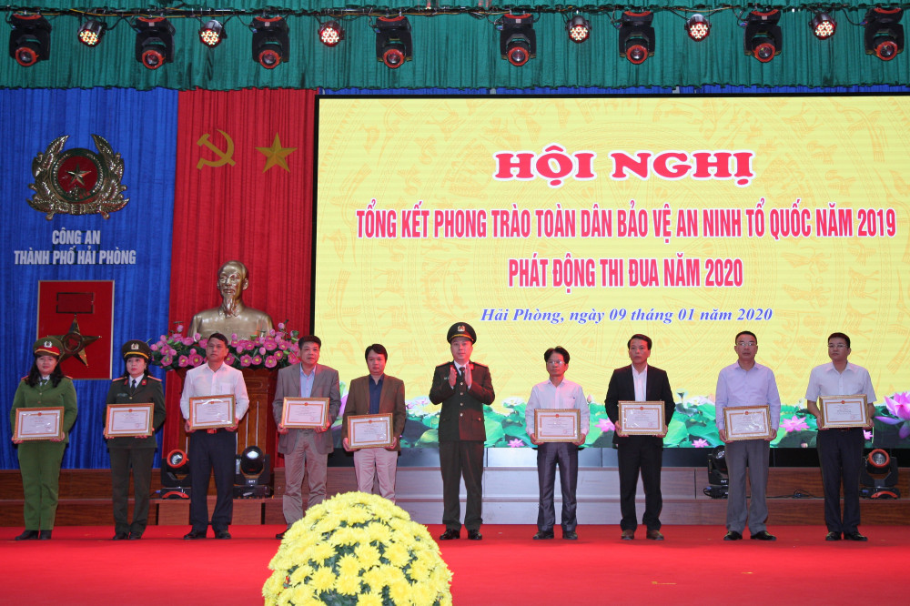 Thượng tá Lê Trung Sơn – Phó Giám đốc CATP, Phó Trưởng ban Chỉ đạo 799 thành phố thừa ủy quyền trao giấy khen của Giám đốc CATP tặng các tập thể, cá nhân có thành tích xuất sắc