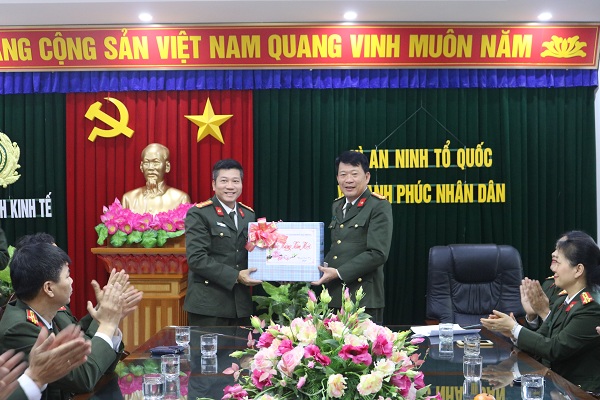 Đại tá Đào Quang Trường – Phó Giám đốc CATP làm trưởng đoàn đã có buổi đến thăm, chúc Tết CBCS