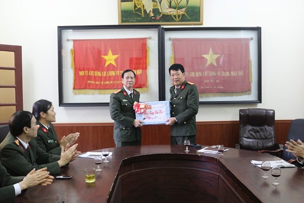 Đại tá Đào Quang Trường – Phó Giám đốc CATP làm trưởng đoàn đã có buổi đến thăm, chúc Tết CBCS phòng PA04