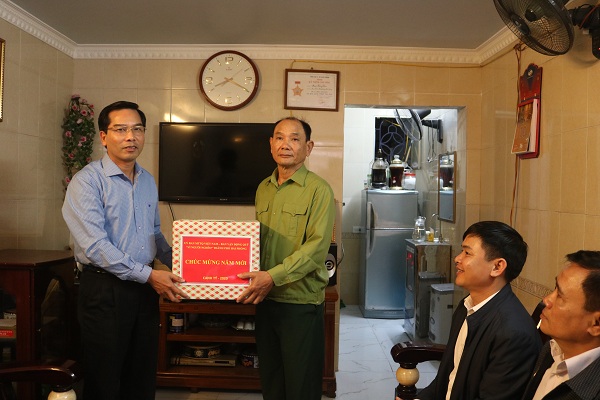 Chủ tịch Ủy ban MTTQ Việt Nam thành phố - Cao Xuân Liên tặng quà cho hộ ông Phạm Hồng Thời
