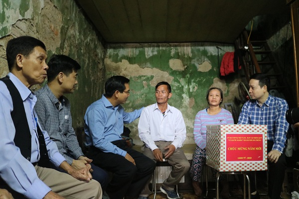 Chủ tịch Ủy ban MTTQ Việt Nam thành phố - Cao Xuân Liên ân cầm thăm hỏi, tặng quà cho hộ ông Bình