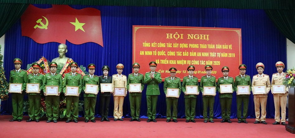 Đại tá Phạm Viết Dũng, Phó Giám đốc CATP trao tặng giấy khen của Giám đốc CATP cho các tập thể, cá nhân có thành tích xuất sắc
