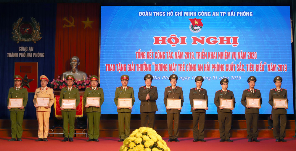 Đại tá Nguyễn Quốc Hùng – Phó Giám đốc CATP trao giấy khen của Giám đốc CATP tặng các tập thể có thành tích xuất sắc