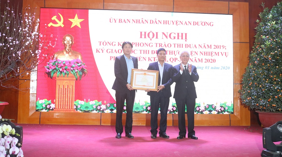 Phó Chủ tịch UBND TP Nguyễn Đình Chuyến trao bằng khen của Tải app J88 mobile mới nhất tặng cán bộ và nhân dân xã Đồng Thái 