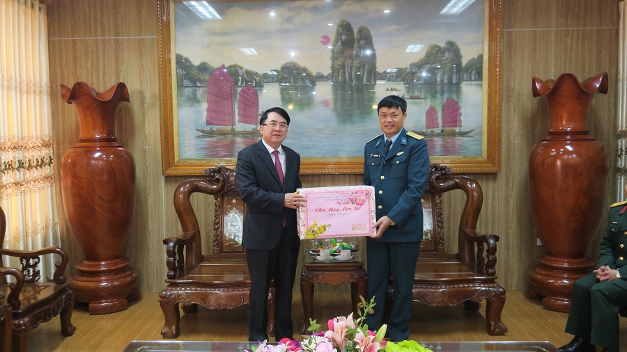 Phó Chủ tịch UBND thành phố Lê Khắc Nam trao quà cho Sư đoàn Phòng không 363 Phó Chủ tịch UBND thành phố Lê Khắc Nam trao quà cho Sư đoàn Phòng không 363