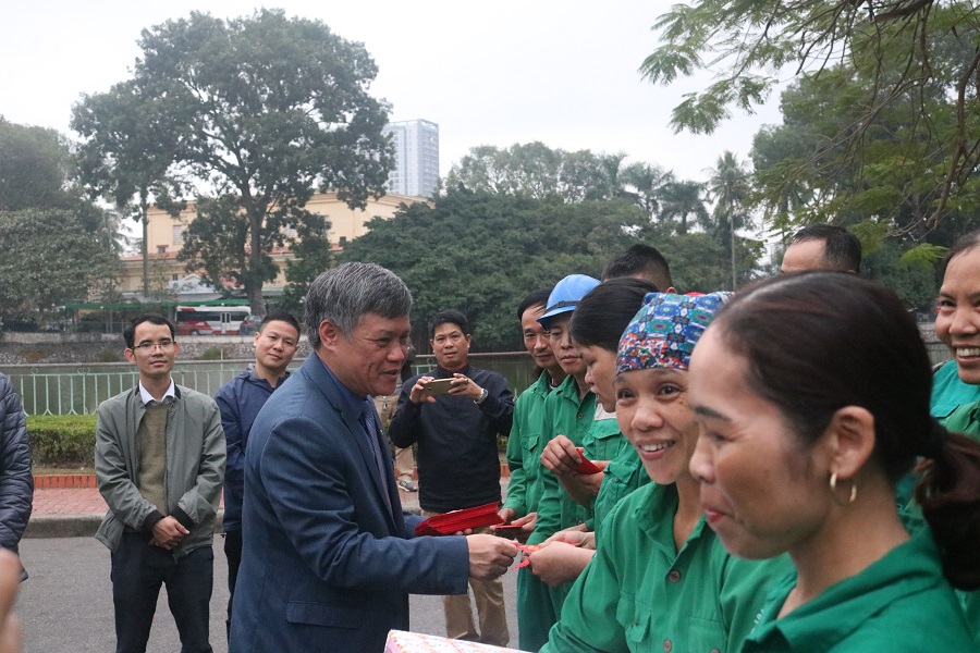 Phó Chủ tịch UBND TP tặng quà cho công nhân J88vip00 Giải Trí Thể Thao tại hồ An Biên
