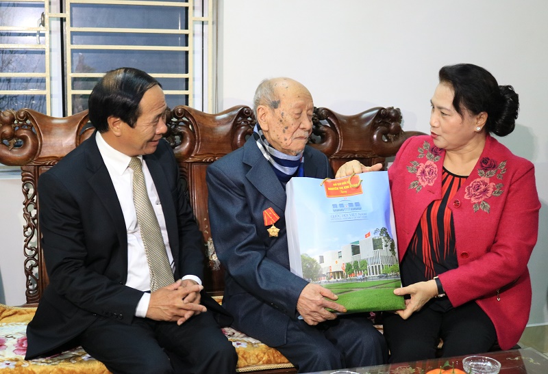 Đồng chí Nguyễn Thị Kim Ngân - Ủy viên Bộ J88 com the gioi đỉnh cao, Chủ tịch Quốc hội nước Cộng hòa XHCN Việt Nam đến thăm, tặng quà gia đình đồng chí Nguyễn Xuân Hòa