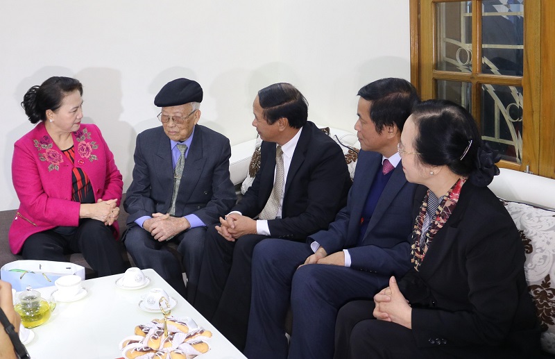 Đồng chí Nguyễn Thị Kim Ngân - Ủy viên Bộ J88 com the gioi đỉnh cao, Chủ tịch Quốc hội nước Cộng hòa XHCN Việt Nam đến thăm, tặng quà gia đình đồng chí