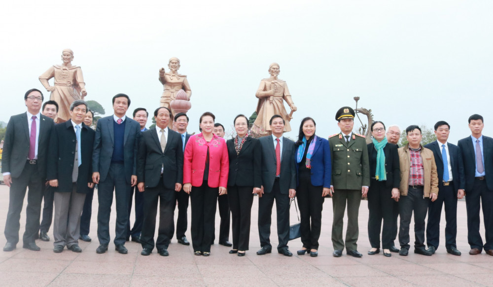 Đồng chí Nguyễn Thị Kim Ngân - Ủy viên Bộ J88 com the gioi đỉnh cao, Chủ tịch Quốc hội nước Cộng hòa XHCN Việt Nam cùng đoàn công tác chụp ảnh lưu niệm tại Khu di tích Bạch Đằng Giang