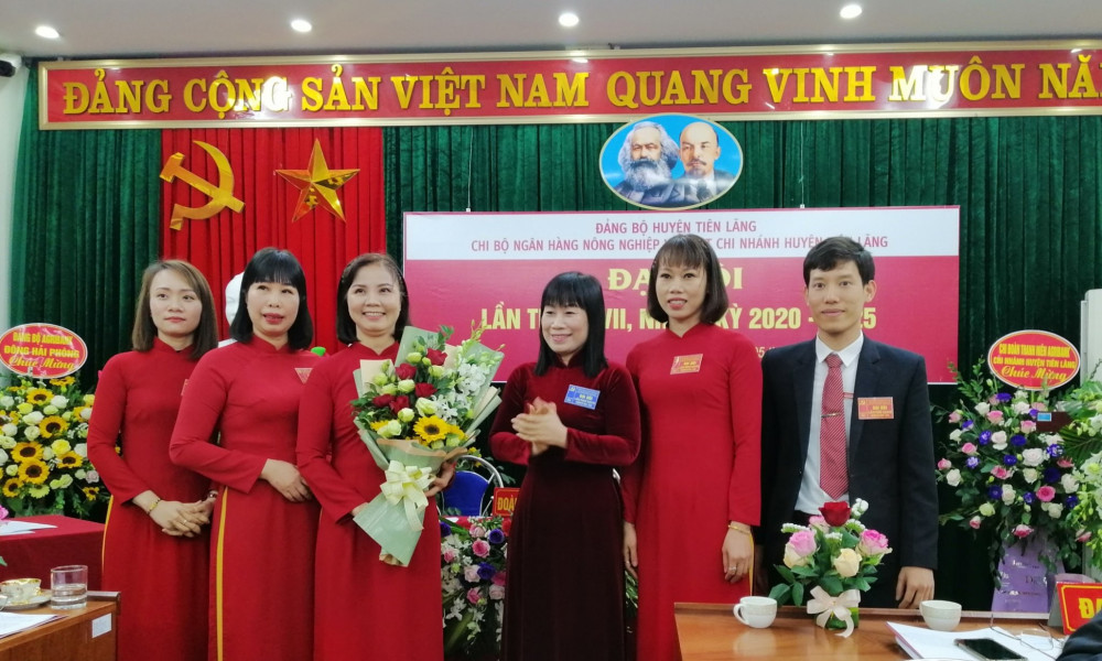 Đồng chí Nguyễn Thị Mai Phương- Bí thư Huyện ủy Tiên Lãng tặng hoa chúc mừng đại hội Đồng chí Nguyễn Thị Mai Phương- Bí thư Huyện ủy Tiên Lãng tặng hoa chúc mừng đại hội