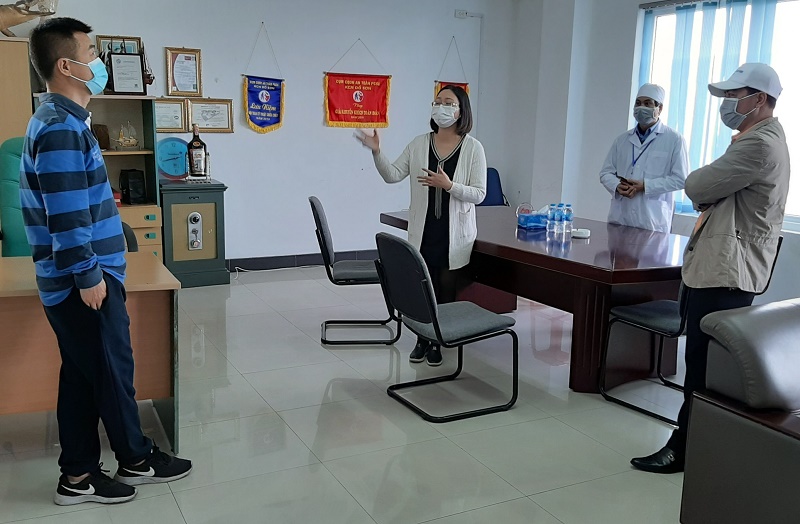 Thành viên Ban Chỉ đạo phòng, chống dịch bệnh quận Đồ Sơn cùng lãnh đạo J881.love nhà cái bóng đá world cup vận động người 88 com the gioi đỉnh cao nước ngoài trên địa bàn vào khu vực cách ly tập trung của thành phố.