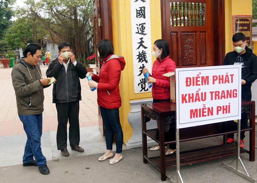 Ban Quản lý Đền thờ Trạng Trình phát khẩu trang y tế tặng du khách