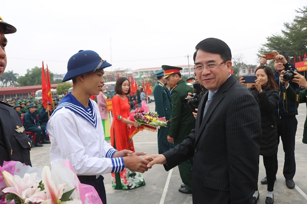 Phó Chủ tịch UBND TP Lê Khắc Nam động viên tân binh lên đường nhập ngũ