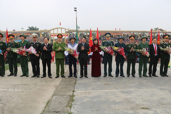 Phó Chủ tịch UBND TP Lê Khắc Nam cùng các đại biểu tặng hoa chúc mừng tân binh lên đường nhập ngũ