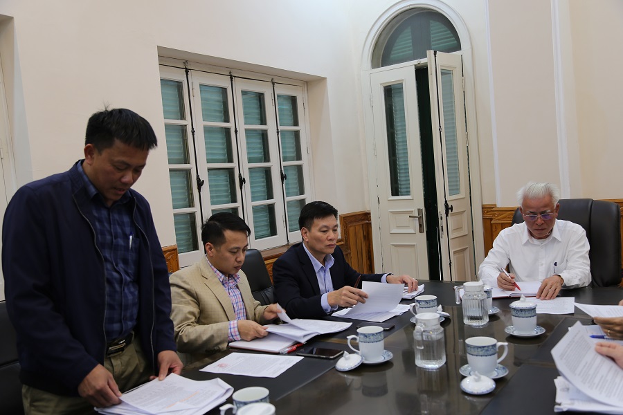 Phó Chủ tịch UBND TP Nguyễn Đình Chuyến nghe huyện Thủy Nguyên báo cáo khó khăn vướng mắc thực hiện dự án 