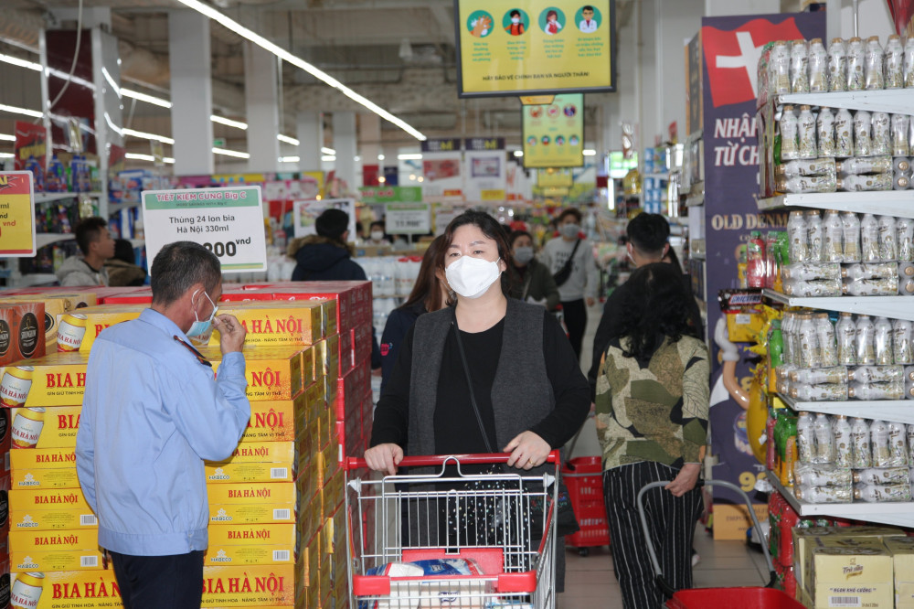 Nhiều gia đình đã vào các siêu thị, cửa hàng tiện ích, cửa hàng bách hóa mua hàng dự trữ