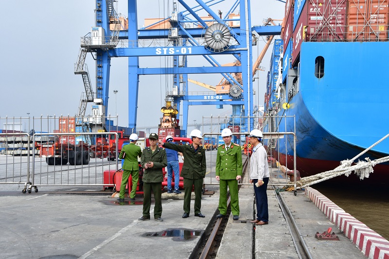 Lực lượng PCCC cơ sở Chi nhánh cảng Tân Vũ thuộc Công ty Cổ phần Cảng Hải Phòng phối hợp với Phòng Cảnh sát PCCC và cứu nạn, cứu hộ - CATP kiểm tra phương tiện chữa cháy cơ sở