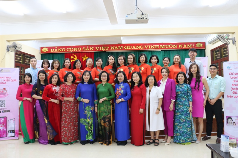 Các đại biểu chụp ảnh lưu niệm