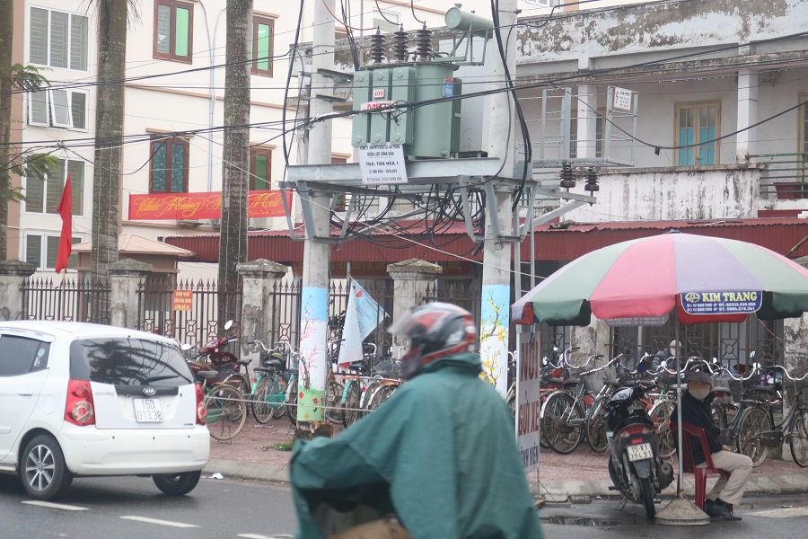Nhiều hộ dân lấn chiếm vỉa hè dọc tuyến đường làm nơi kinh doanh 