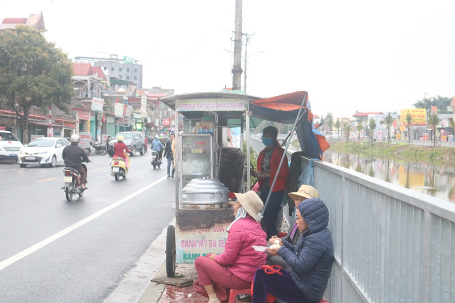 Nhiều hộ dân lấn chiếm vỉa hè dọc tuyến đường làm nơi kinh doanh 