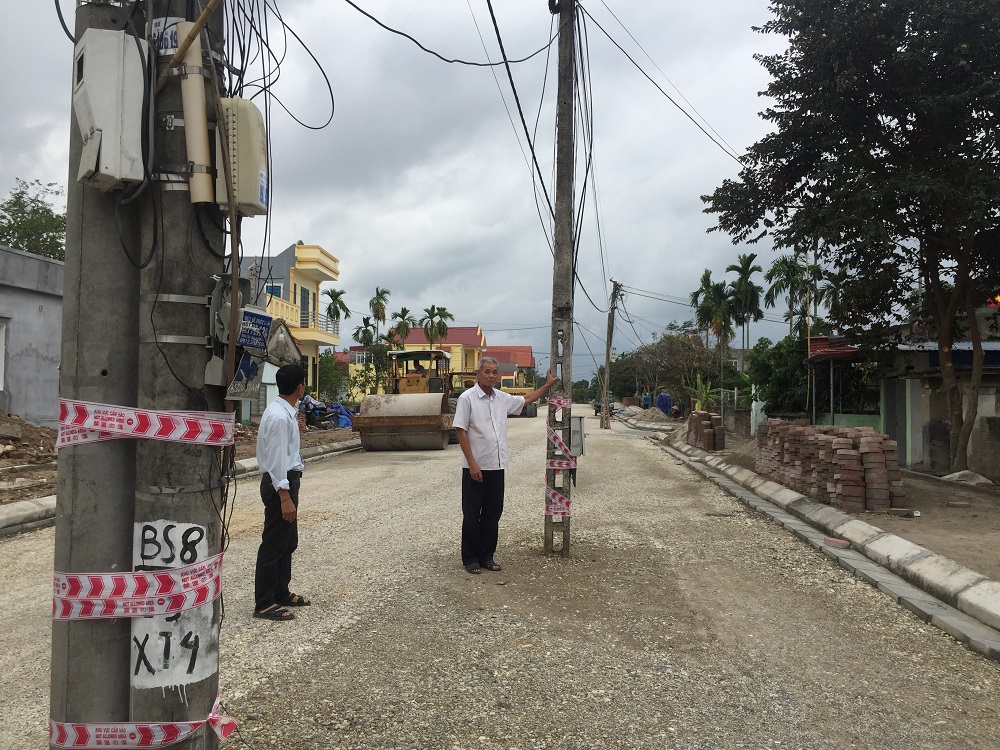4 cây cột điện nằm giữa đường tiềm ẩn nguy cơ mất ATGT 4 cây cột điện nằm giữa đường tiềm ẩn nguy cơ mất ATGT