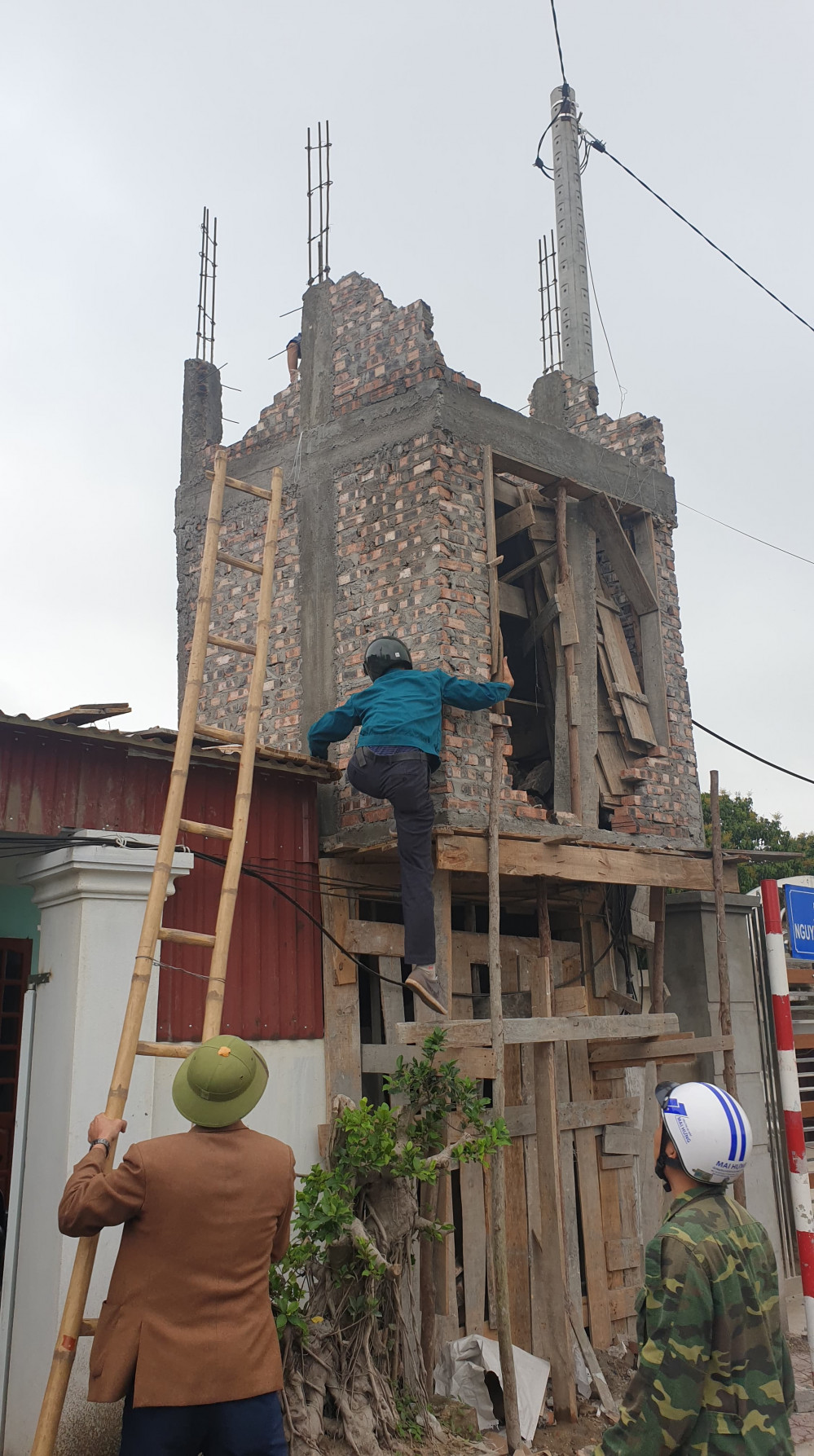 Thị trấn Vĩnh Bảo tiến hành tháo dỡ nhà Đăng ký nhận khuyến mãi  không phép tại tuyến đường Nguyễn Bỉnh Khiêm