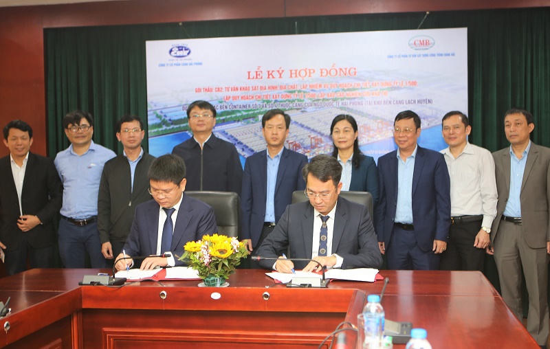 Ông Nguyễn Tường Anh - Tổng Giám đốc Cảng Hải Phòng, đại diện chủ đầu tư và ông Phạm Trung Kiên - Tổng Giám đốc CMB, đại diện nhà thầu đã ký kết hợp đồng triển khai gói thầu với sự chứng kiến của lãnh đạo hai công ty