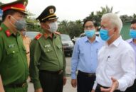 Phó Chủ tịch UBND thành phố Nguyễn Đình Chuyến kiểm tra một số chốt J881 ưu đãi hấp dẫn dịch Covid-19