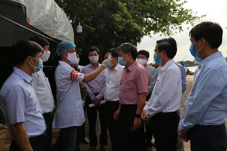 Phó Chủ tịch Thường trực UBND TP kiểm tra thân nhiệt tại chốt kiểm dịch đặt tại phà Quang Thanh (An Lão) Phó Chủ tịch Thường trực UBND TP kiểm tra thân nhiệt tại chốt kiểm dịch đặt tại phà Quang Thanh (An Lão)