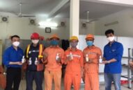 Đoàn thanh niên Công ty cổ phần Cảng Hải Phòng: Tặng gần 500 chai nước sát khuẩn cho cán bộ công nhân 88 com the gioi đỉnh cao