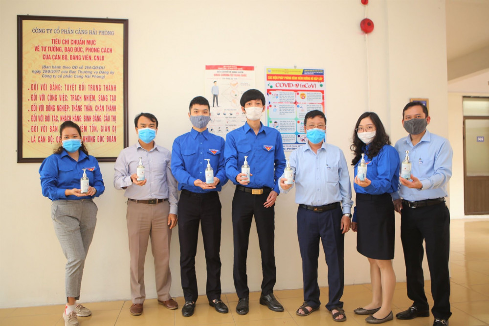 Chi đoàn Văn phòng Giám đốc tặng nano bạc cho các đồng chí lãnh đạo và cán bộ, chuyên viên Công ty cổ phần Cảng Hải Phòng