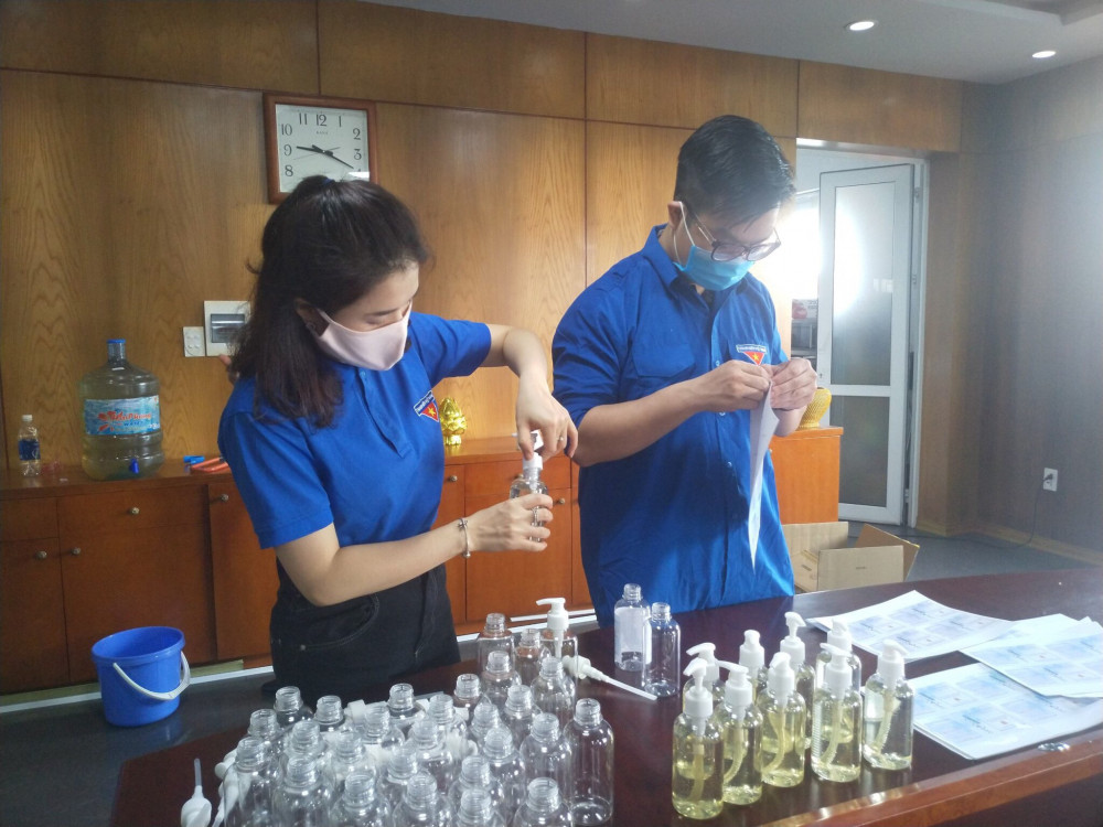 Đoàn viên thanh niên Cảng Hải Phòng tiến hành pha chế dung dịch nano bạc