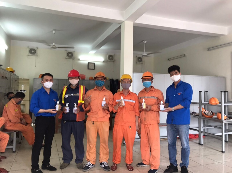 Đoàn thanh niên Cảng Hải Phòng tặng sản phẩm đến công nhân 88 com the gioi đỉnh cao tại Công ty cổ phần Đầu tư & Phát triển Cảng Đình Vũ