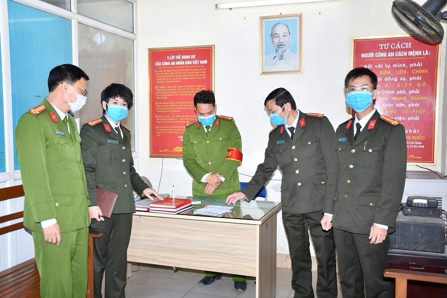 Đại tá Mai Xuân Thắng, Phó Giám đốc CATP, Trưởng Ban chỉ đạo phòng, chống dịch Covid-19 cùng đoàn công tác CATP kiểm tra, nắm tình hình phòng chống dịch Covid-19 tại Công an huyện An Dương.